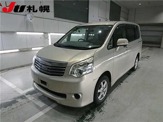TOYOTA NOAH 2010