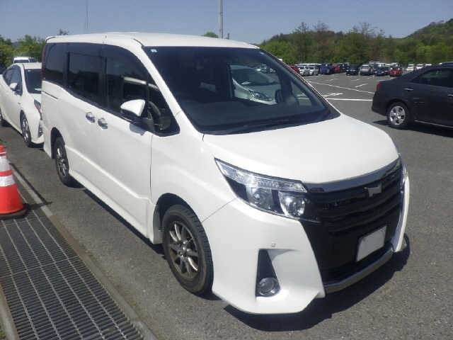 TOYOTA NOAH 2017