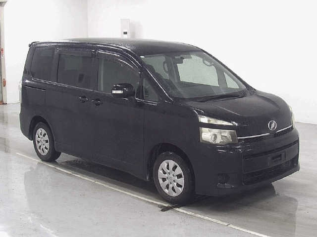 TOYOTA VOXY 2010