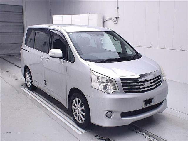 TOYOTA NOAH 2011