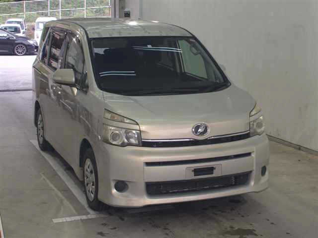 TOYOTA VOXY 2010