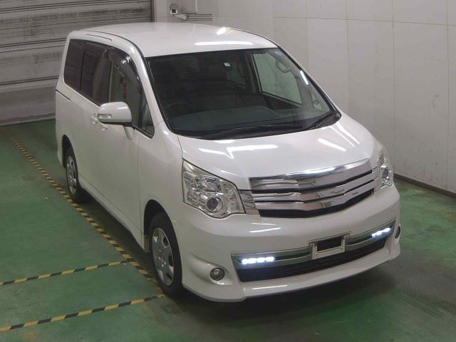 TOYOTA NOAH 2013