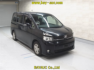 TOYOTA VOXY 2013