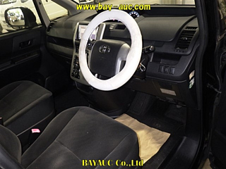 TOYOTA VOXY 2013