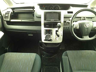 TOYOTA VOXY 2010