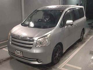 TOYOTA NOAH 2010