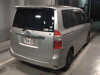 TOYOTA NOAH 2010