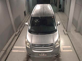 TOYOTA NOAH 2010