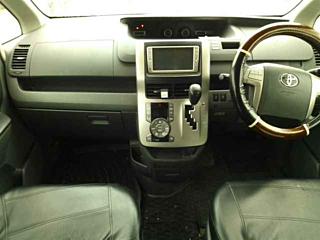 TOYOTA NOAH 2010