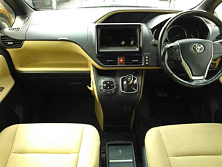 TOYOTA NOAH 2014
