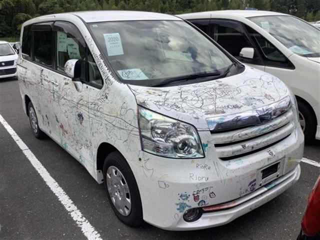 TOYOTA NOAH