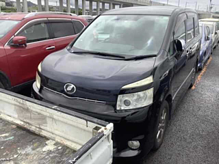 TOYOTA VOXY 2010