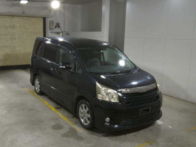 TOYOTA NOAH 2010