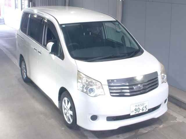 TOYOTA NOAH 2010