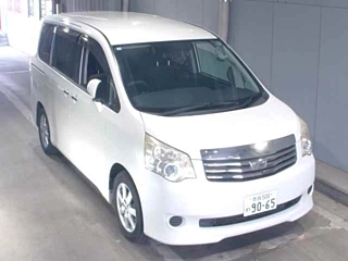 TOYOTA NOAH 2010