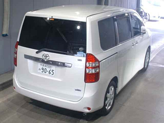 TOYOTA NOAH 2010
