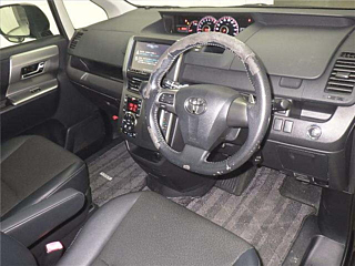 TOYOTA VOXY 2013