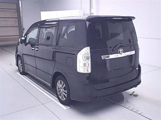 TOYOTA VOXY 2013