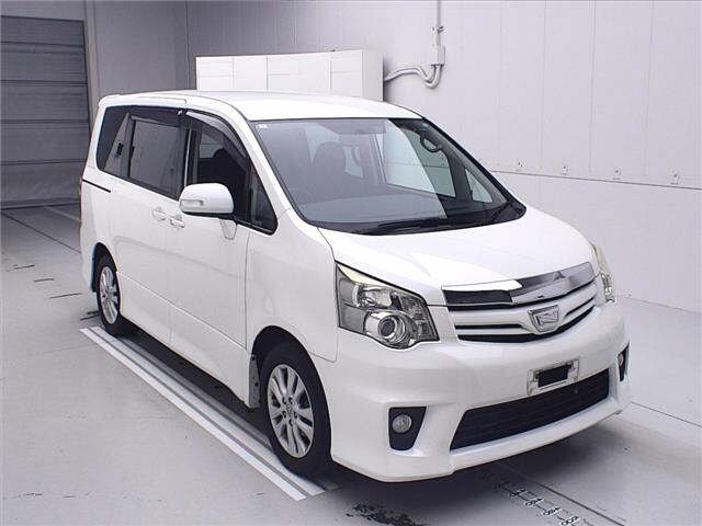 TOYOTA NOAH 2011