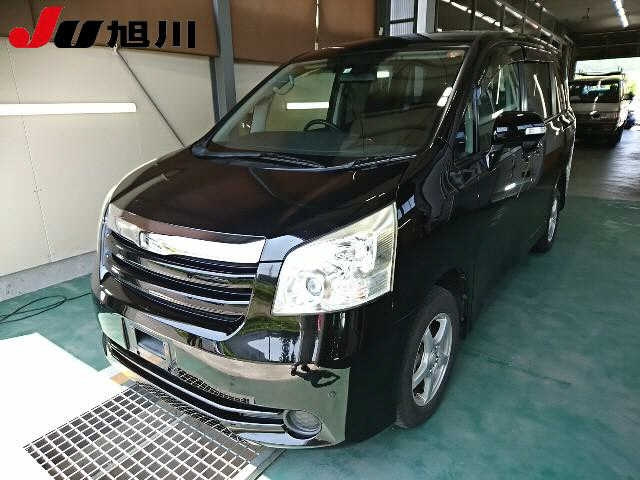 TOYOTA NOAH 2010