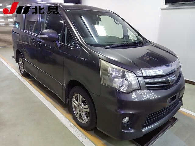 TOYOTA NOAH 2010