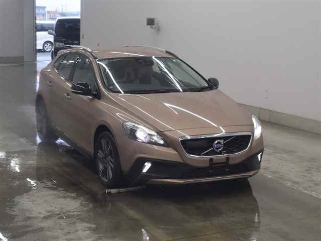 VOLVO V40 2016