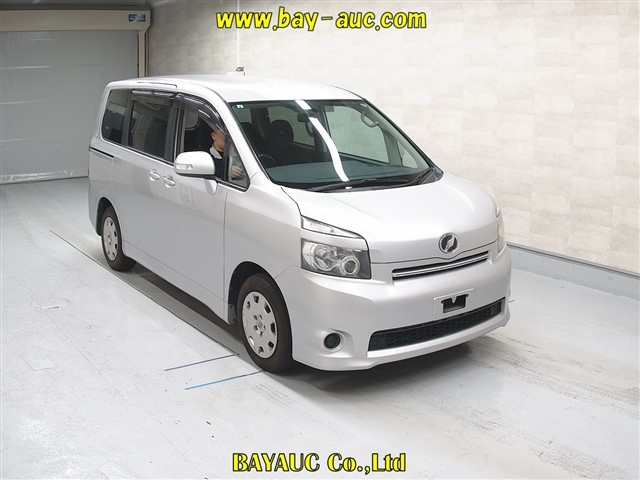 TOYOTA VOXY 2010