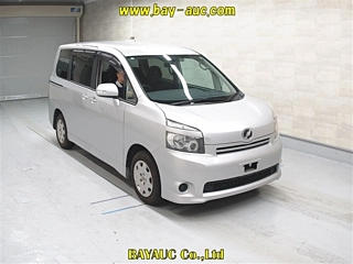 TOYOTA VOXY 2010