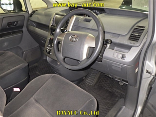 TOYOTA VOXY 2010