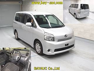 TOYOTA VOXY 2010