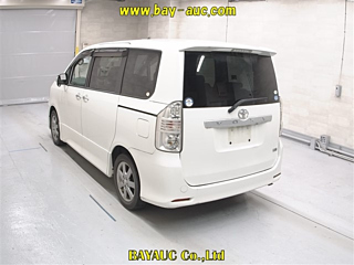 TOYOTA VOXY 2010