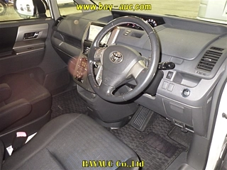 TOYOTA VOXY 2010