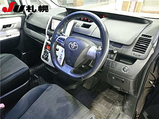TOYOTA VOXY 2010