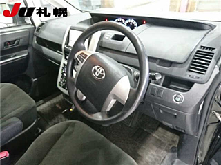 TOYOTA VOXY 2010