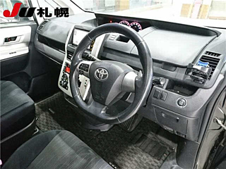 TOYOTA NOAH 2011