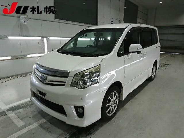 TOYOTA NOAH 2010