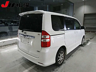 TOYOTA NOAH 2010