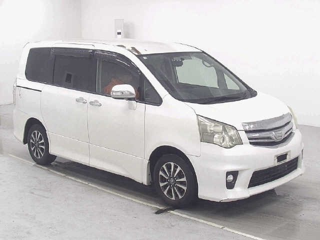 TOYOTA NOAH 2010