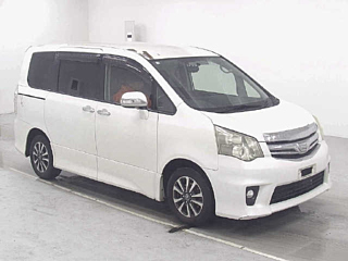 TOYOTA NOAH 2010