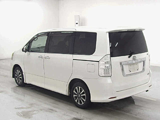 TOYOTA NOAH 2010