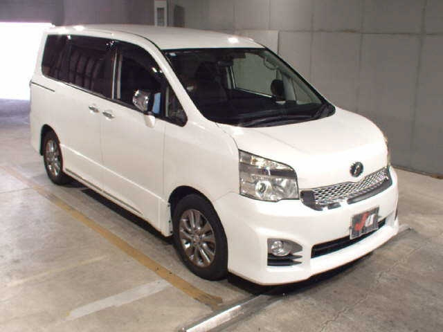 TOYOTA VOXY 2013