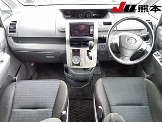 TOYOTA VOXY 2010