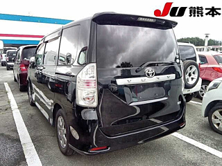 TOYOTA VOXY 2010