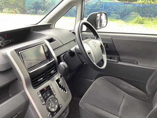 TOYOTA VOXY 2010