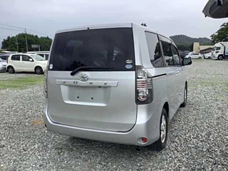 TOYOTA VOXY 2010