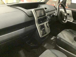 TOYOTA VOXY 2010