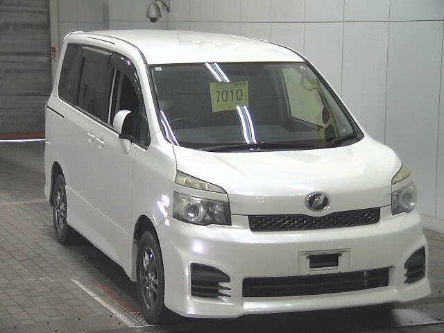 TOYOTA VOXY 2013