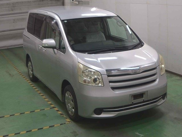 TOYOTA NOAH 2008