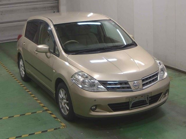 NISSAN TIIDA 2010
