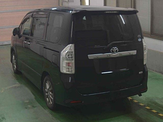 TOYOTA VOXY 2011